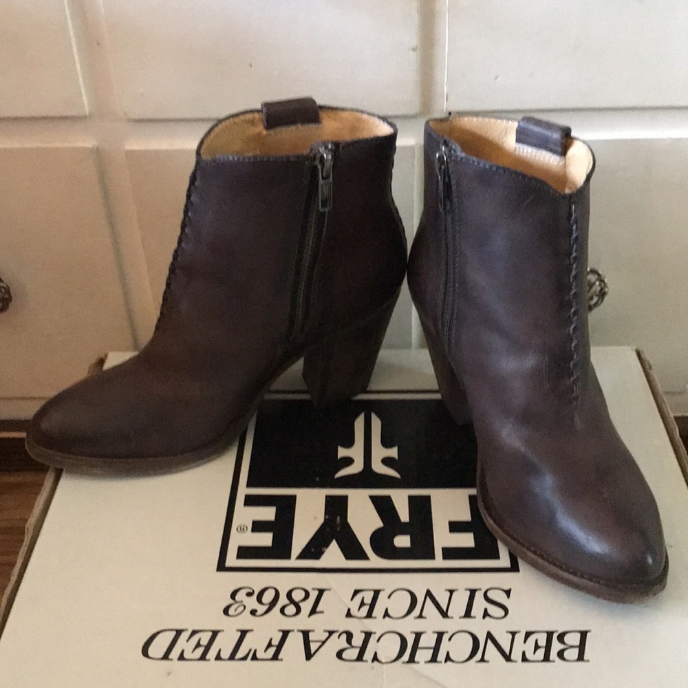 Frye- Iliana Whipstitch Taupe Leather side zip bootie size 6M- NIB LAST PAIR!